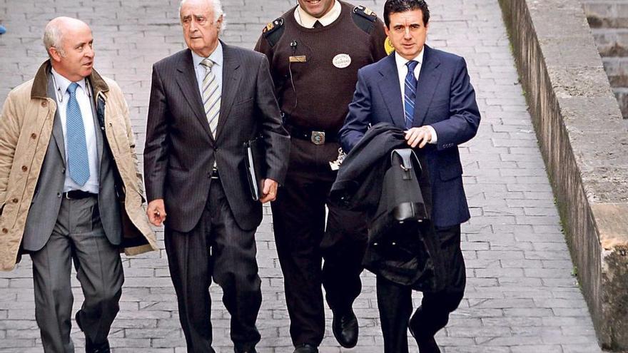 Jaume Matas y Fernando Areal, en una imagen de archivo con el abogado Rafael Perera.