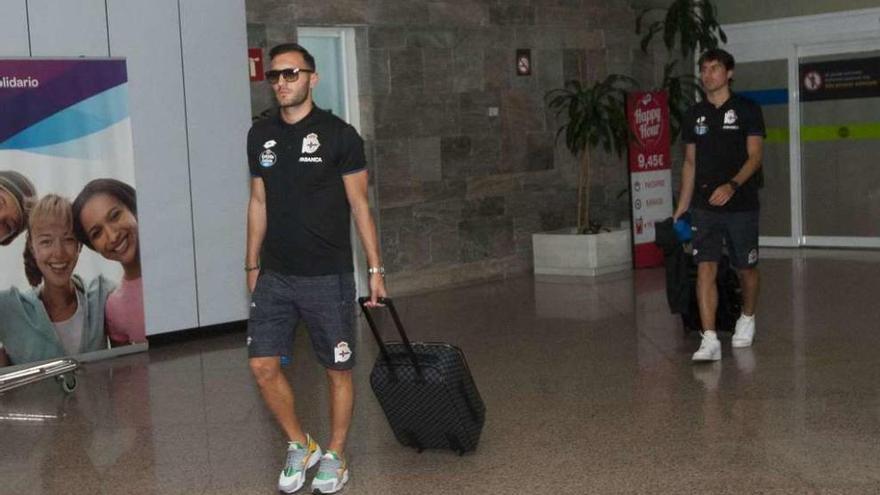 Lucas en Alvedro, con Pedro Mosquera detrás, al regreso del Deportivo de Montevideo.