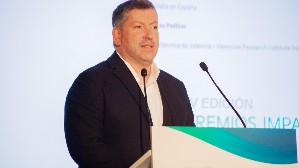 El investigador Jordi Linares durante la recogida del premio.