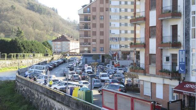 Zona azul de El Censu, en Cangas de Onís.