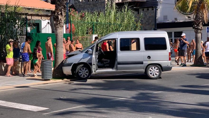 Roban una furgoneta y acaban estrellados contra una palmera para evitar un atropello en Lo Pagán