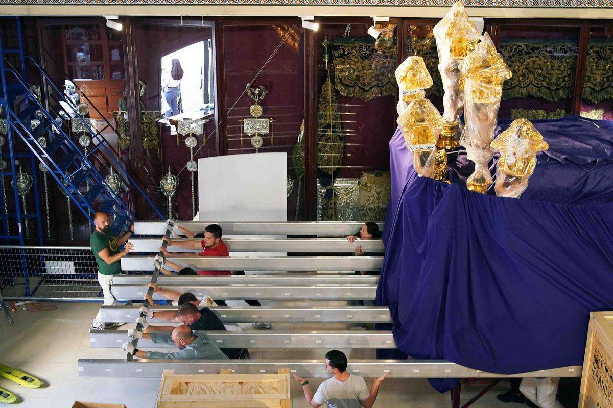 Los cofrades preparan el traslado del trono de Jesús Nazareno del Paso a la Casa Hermandad de Mena