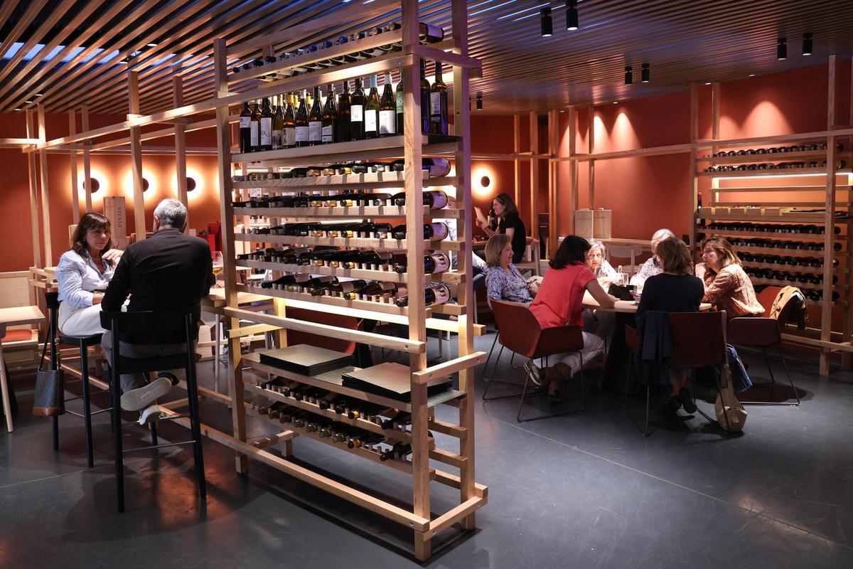Instalaciones de la Vinoteca Topos, en Vigo.