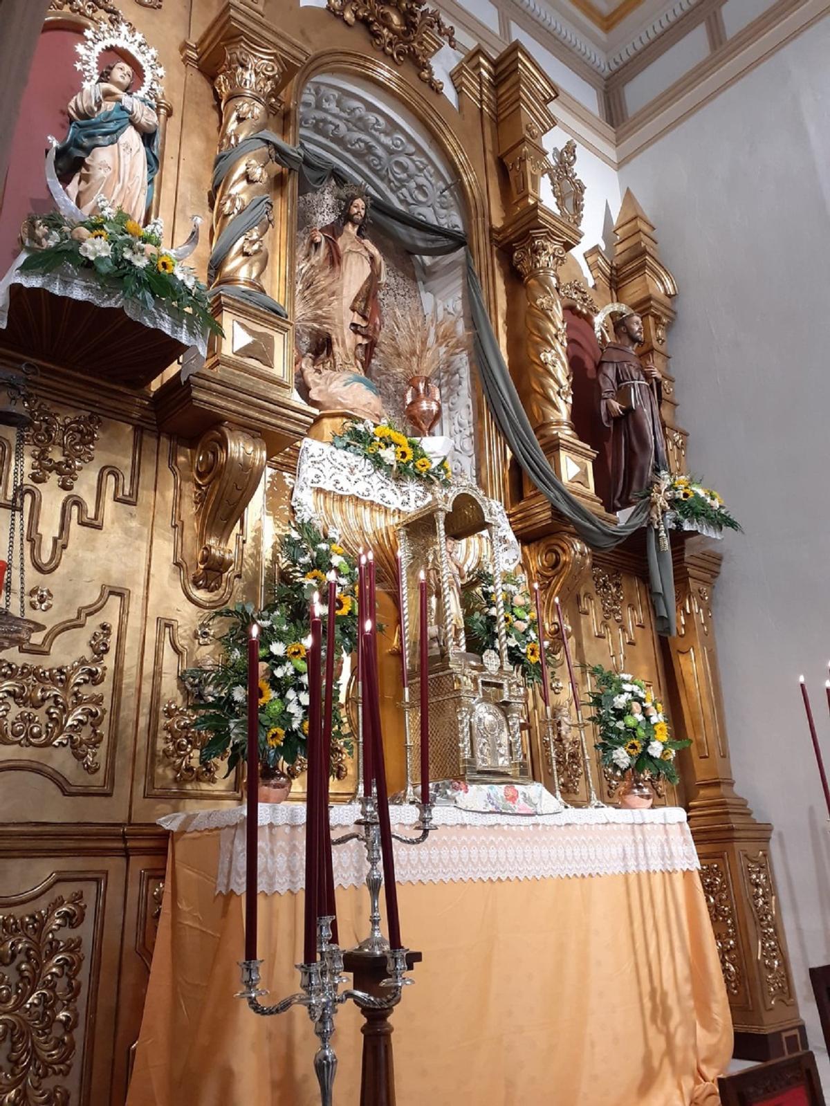 Un altar de una iglesia de Yunquera preparado para vivir el Corpus Christi.
