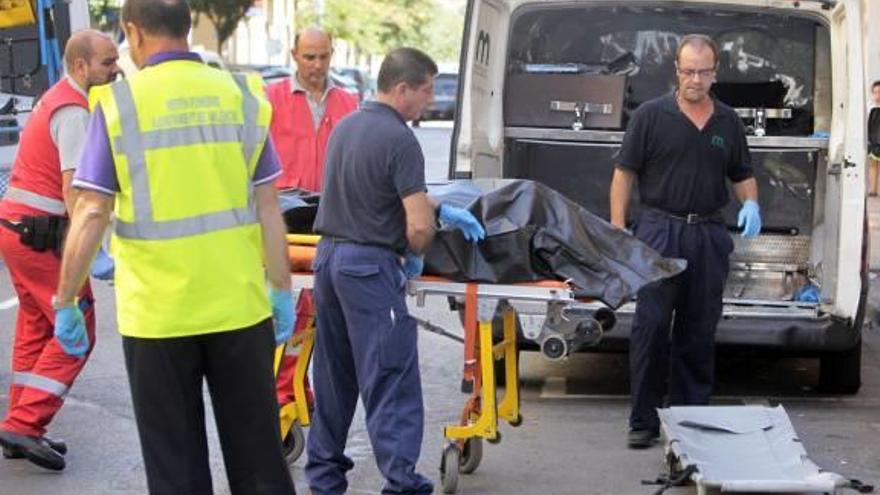 Traslado de la mujer asesinada en Valencia.