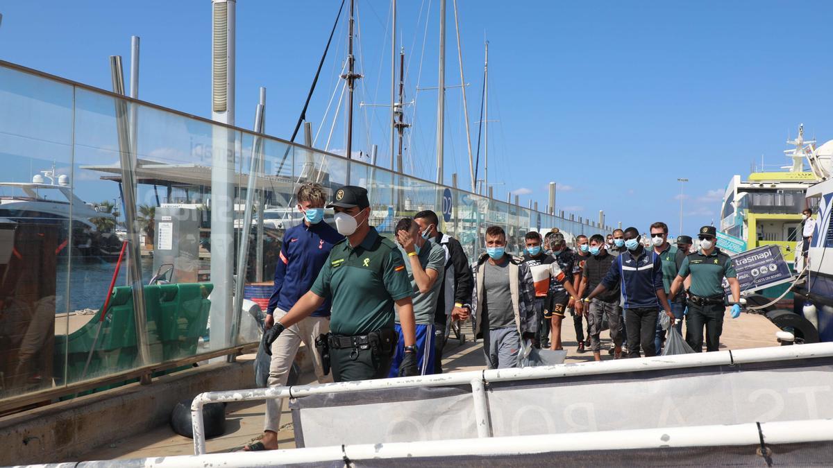 Traslado de los migrantes llegados en patera a Formentera hasta Ibiza