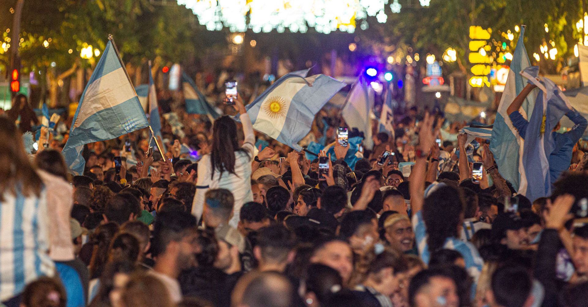 Aficionados argentinos celebran la victoria de su selección en las calles de Alicante