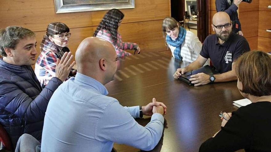 Miguel Ángel Martín Piris, primero por la derecha, charla con la Alcaldesa ante la mirada de otros miembros de la Banda de Música y del concejal Jesús Martínez Salvador.