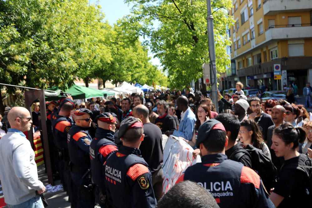 Tensió a la parada de PxC de Salt per una protesta antifeixista