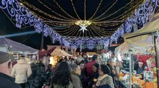 Animación y compras en el mercado navideño de Palma del Río