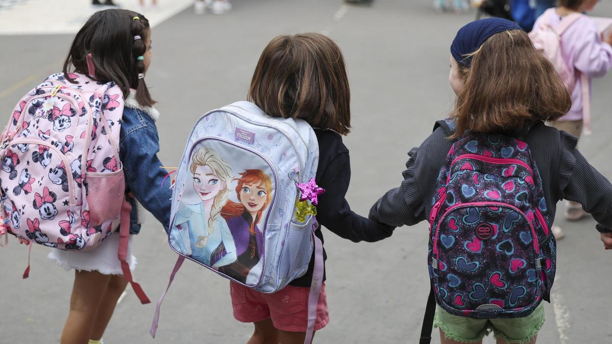 Tres niñas entrando al colegio, en una imagen de archivo.