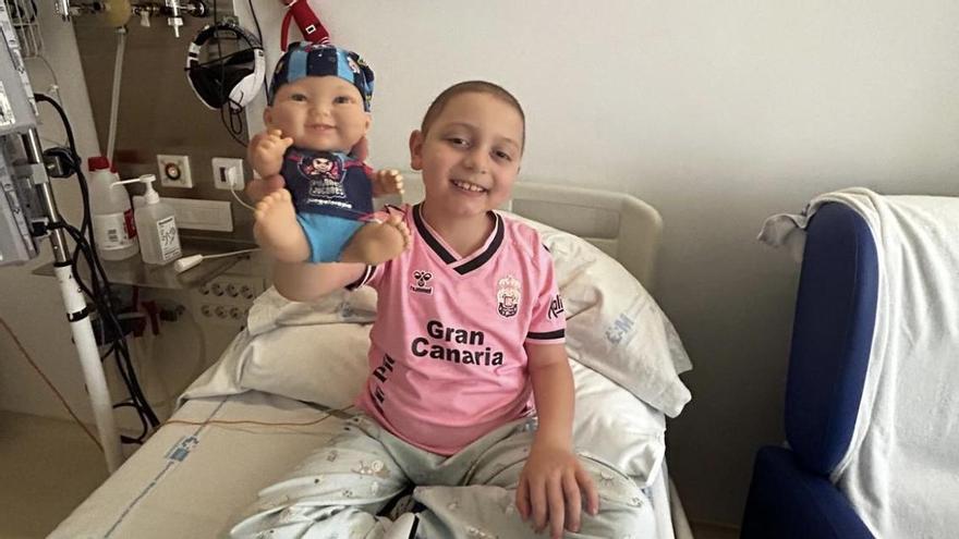 Elías juega en casa: la bandera de la UD Las Palmas, camisetas de Kirian y papas arrugadas en el hospital de Madrid