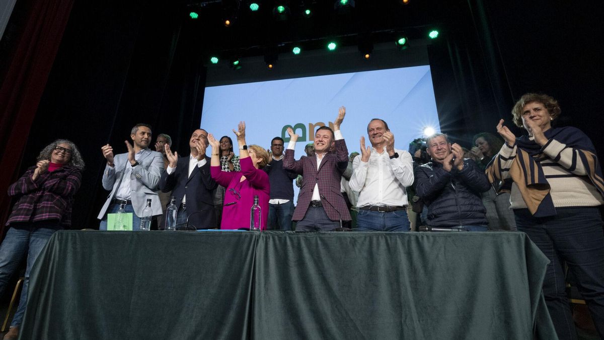 La asamblea del Bloque Nacionalista Rural (BNR), el partido que lidera el alcalde de Gáldar (Gran Canaria), Teodoro Sosa, ha decidido este miércoles por unanimidad romper con Nueva Canarias y crear una nueva formación insular, una "marca" que nace "con ilusión" para volver a la "esencia" que les caracteriza. En la 'cumbre de Gáldar', como se ha definido la asamblea celebrada en el Teatro Consistorial de la ciudad, el 100 % de la militancia del BNR ha votado la "desconexión" de Nueva Canarias y la dimisión de los cargos que forman parte de la ejecutiva, así como la "convivencia leal" en las administraciones en las que ocupan cargos hasta las próximas elecciones. En la imagen, Sosa (4d) durante la asamblea.