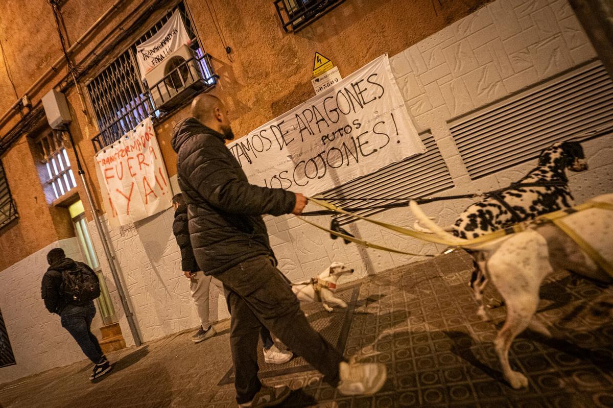 Manifestación de vecinos de la Prosperitat que piden una solución para los cortes de luz que sufren y el traslado de un transformador que se incendió en septiembre. Manifestación de vecinos de la Prosperitat que piden una solución para los cortes de luz que sufren y el traslado de un transformador que se incendió en septiembre.