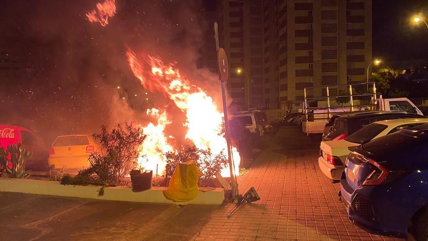 Incendio de tres vehículos en Cruz de Piedra