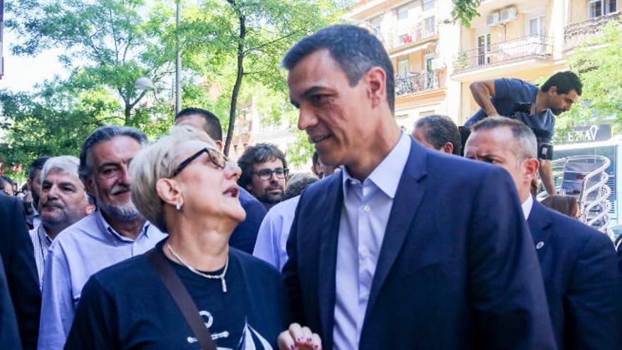 El presidente del Gobierno, Pedro Sánchez, conversa con una vecina durante su paseo por el distrito de Vallecas.