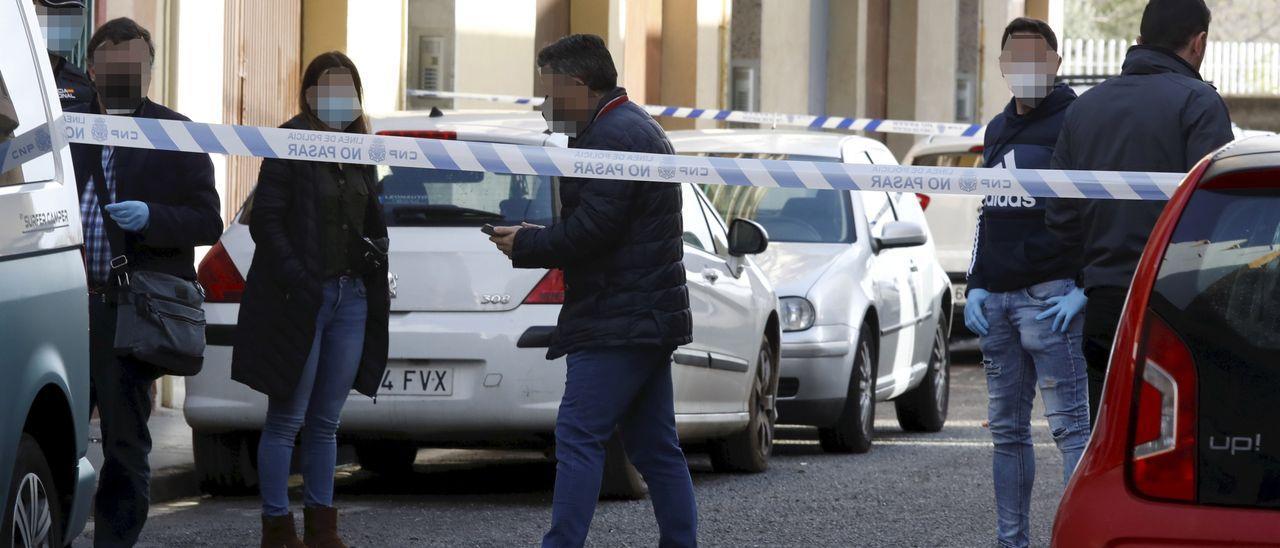 Efectivos de la Policía Nacional recogen vestigios en la calle Marqués de Salamanca.