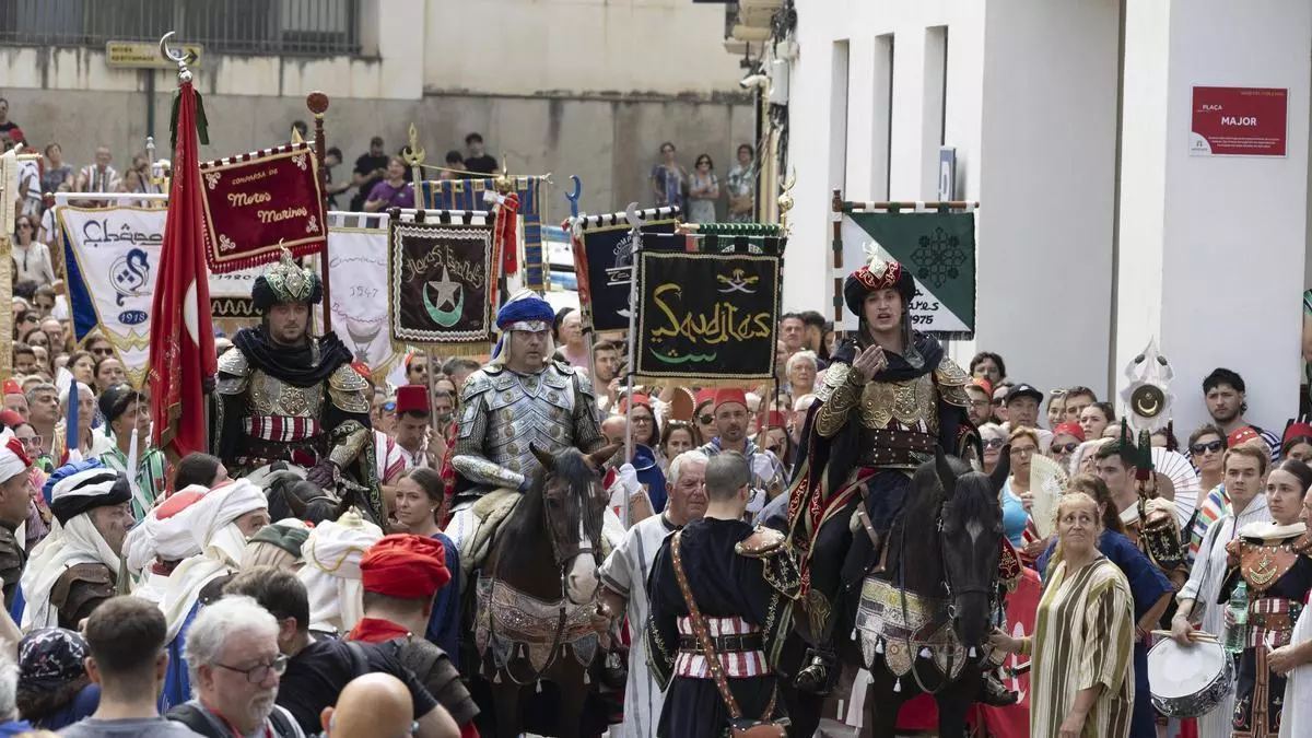 Los Moros y Cristianos de Ontinyent también "desfilan" por la red social Wallapop