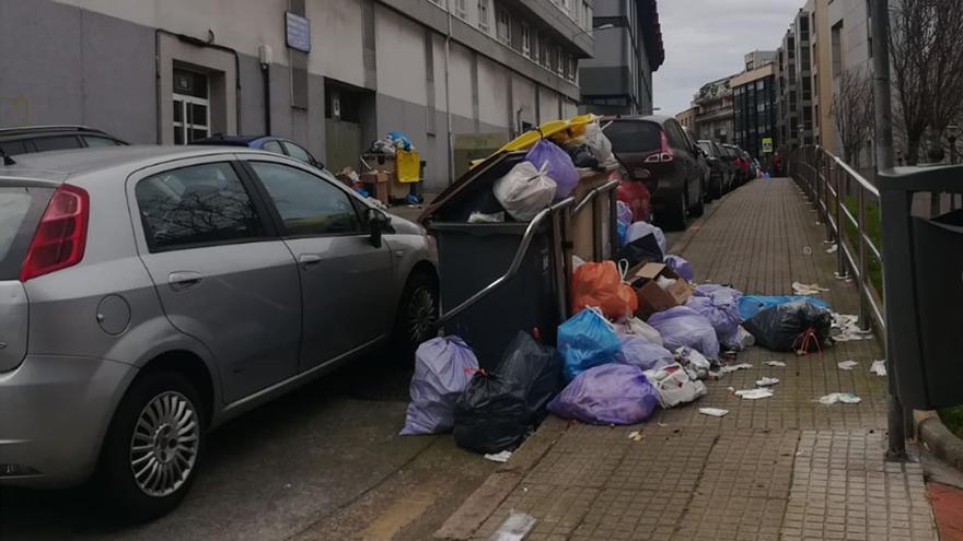 Basura apilada alrededor de un contenedor desbordado en Os Castros.