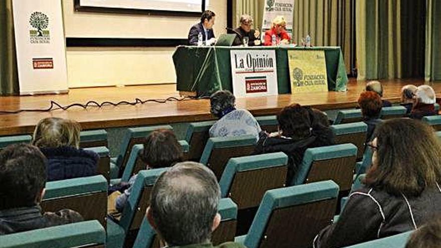 El público, en el auditorio del Colegio Universitario.