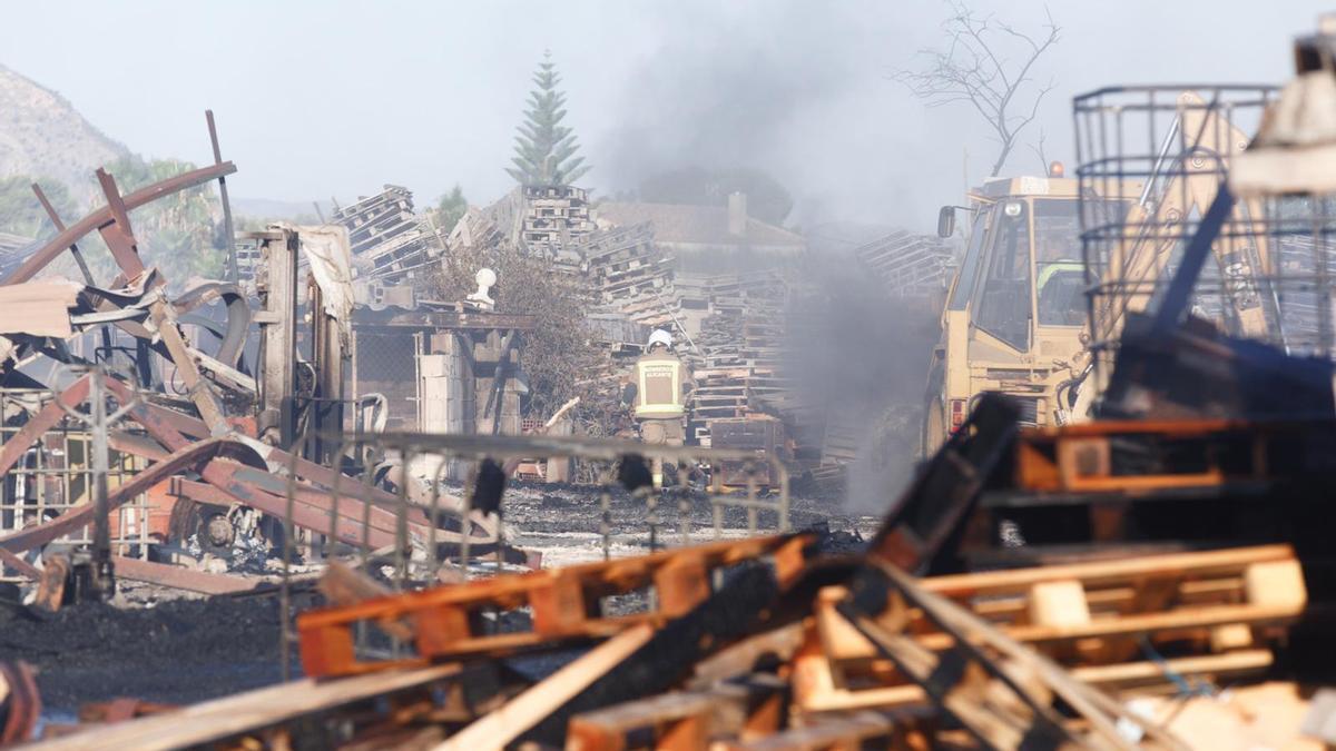 Arde una empresa de palets de madera en la Cañada del Fenollar