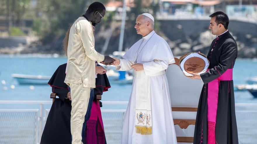 Cheikh Dieng, el senegalés que llegó en patera a Arguineguín y entregó un regalo a León XIV en Gran Canaria: "El papa lleva mis palabras a dónde no alcanza mi voz"