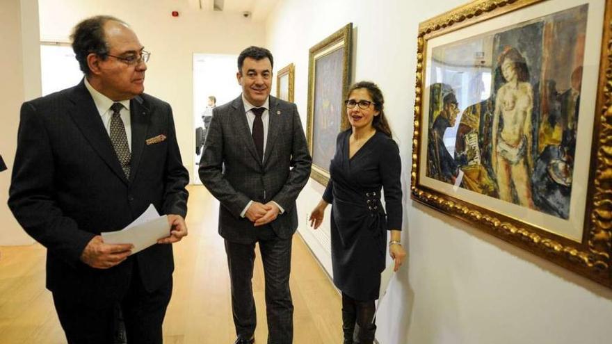 Miguel Ángel Escotet y Román Rodríguz presentaron ayer la exposición en la sala de Afundación, en la Praza Maior de Ourense. // Brais Lorenzo