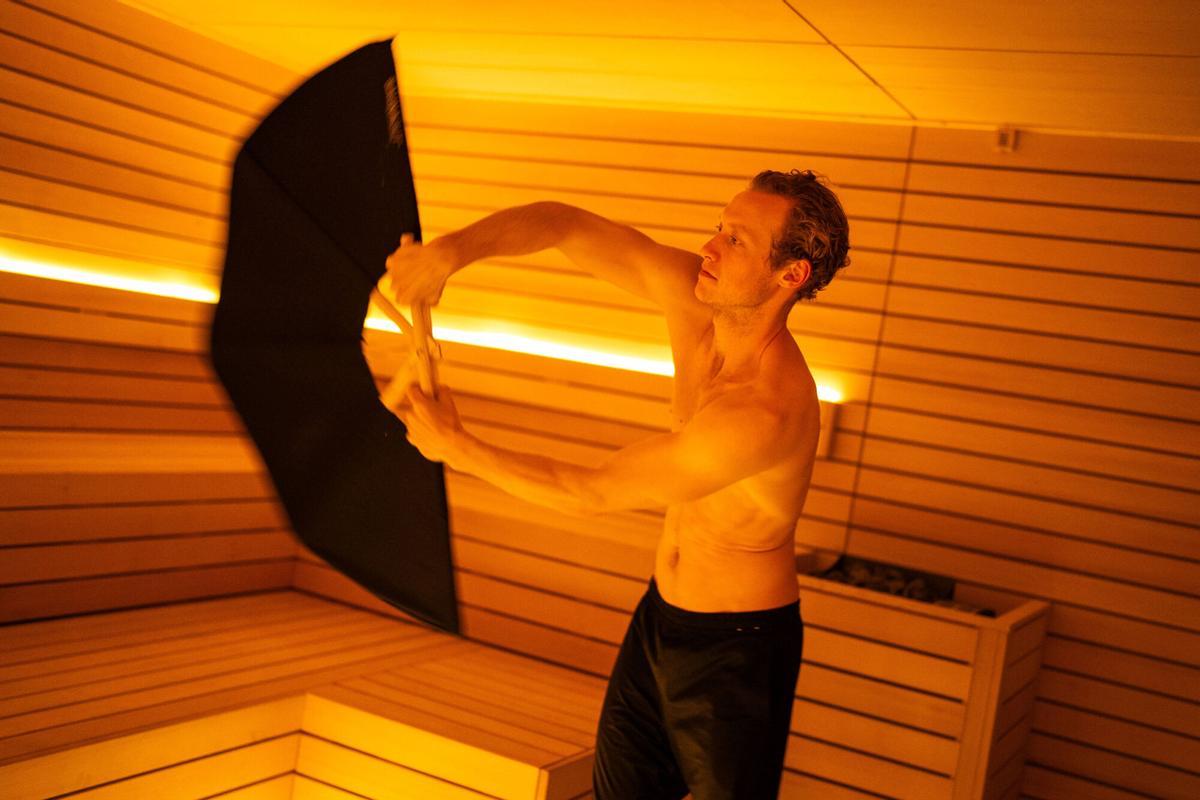 Barcelona. 03/03/2026 Sociedad. Retrato de Jake Wright y Enric Gabarró, fundadores de Ilo Studios, el primer estudio de “wellness social” de España, que combina sauna, baños de hielo y sesiones de respiración guiada. Foto: Zowy Voeten / El Periódico.