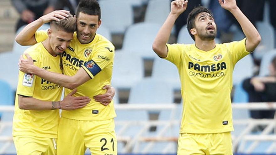 Los jugadores del Villarreal celebran el gol de compañero Samu Castillejo (iz) ante la Real Sociedad.