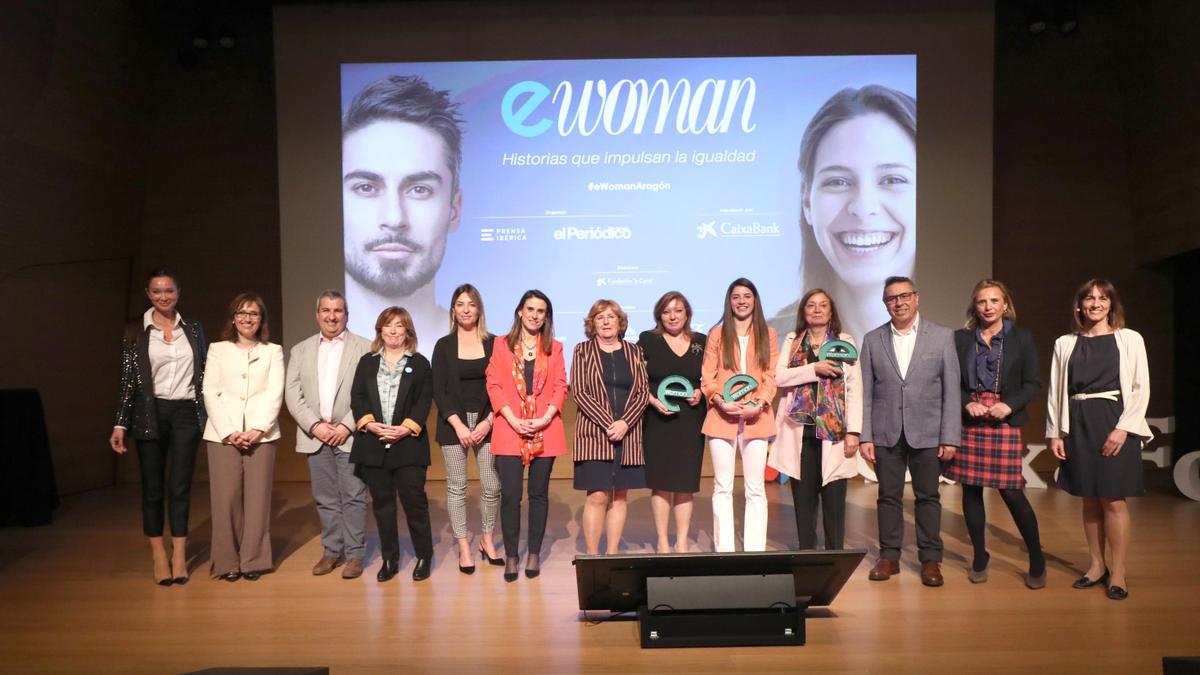 Las ponentes y premiadas en la segunda edición de eWoman, junto a autoridades y representantes de Caixabank y EL PERIÓDICO.