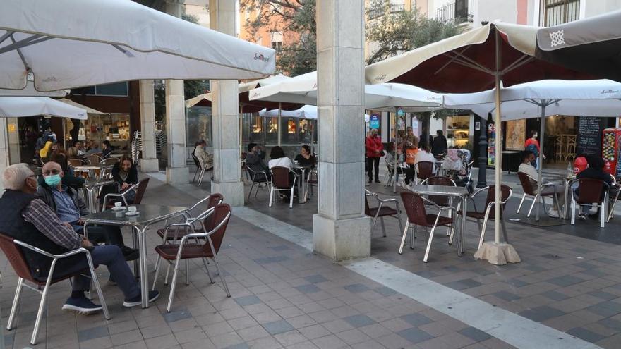 ¿Cuántas personas pueden compartir mesa en una terraza en Castellón?