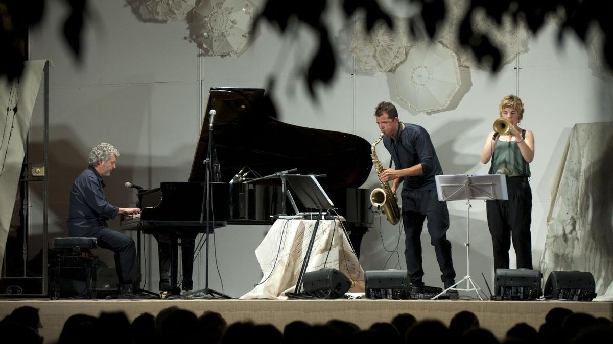 Un moment de l’espectacle «JZBach» amb Manel Camp, Llibert Fortuny i Mireia Farrés al Mas de Sant Iscle, el 2013