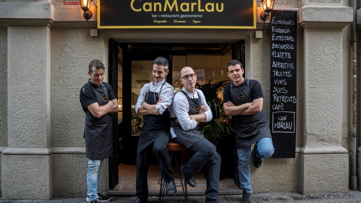 El cocinero Ferran Soler (con gafas), con el equipo: Jonatan Viol, Víctor Sánchez y Ton Díaz.