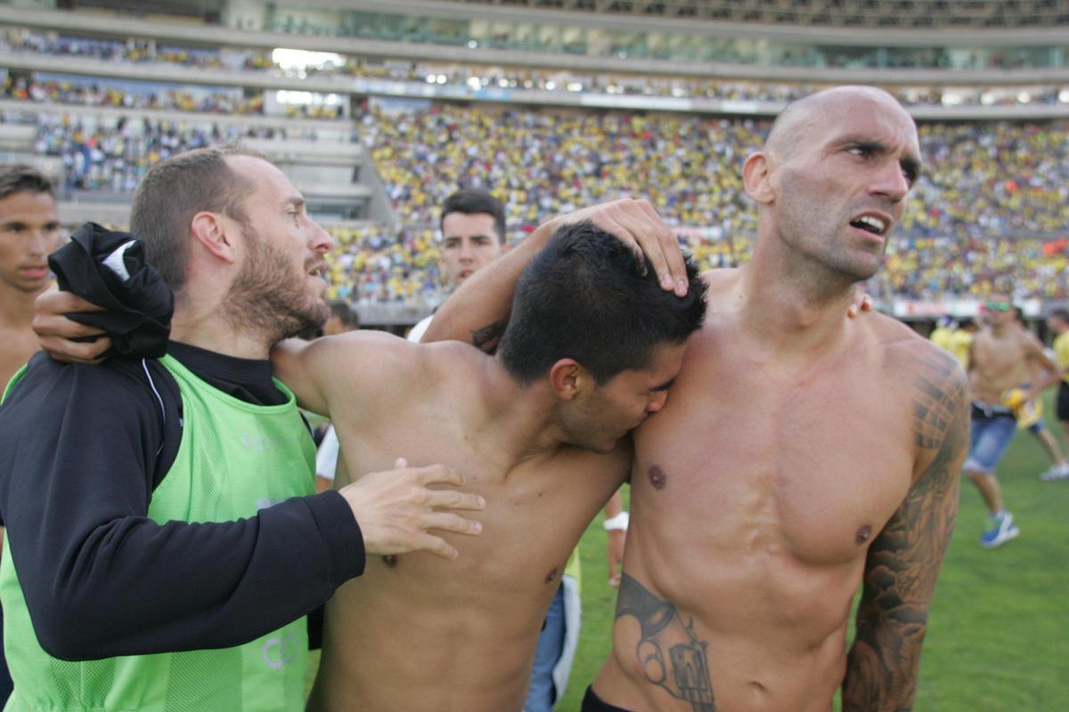 Raúl Bravo, a la derecha, es abrazado por Uli Dávila al final del Las Palmas-Córdoba CF que supuso el ascenso a Primera de los blanquiverdes en 2014.