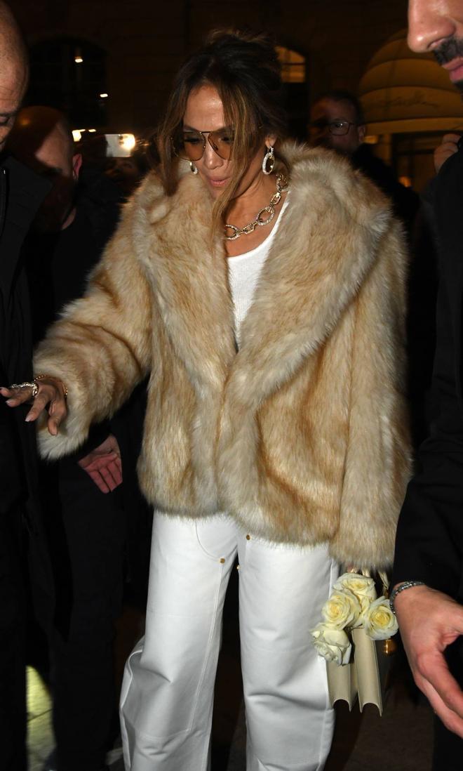 Jennifer Lopez con abrigo de pelo sobre look en blanco