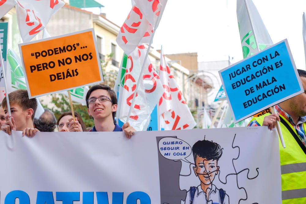 La educación concertada protesta en Elda contra los recortes del Consell