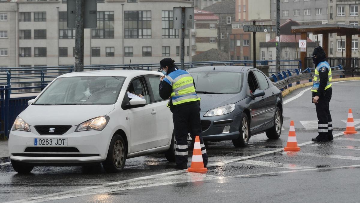 Control de la Policía de Poio en la rotonda de A Barca.