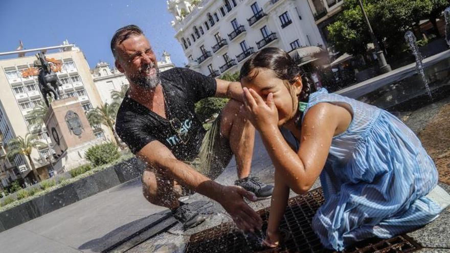 'Caliente, caliente...frío, frío': recursos cercanos en Córdoba y pequeños gestos para protegerse del calor extremo
