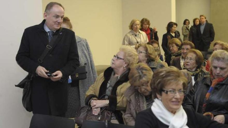 El concejal de Servicios Sociales, entre los miembros de la asociación coruñesa. / 13fotos