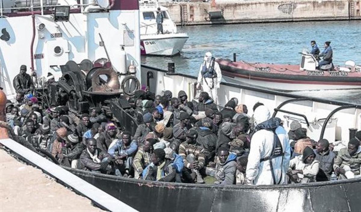 Un grup d’immigrants rescatats per l’embarcació RBD arriba al port de Corigliano Calabro, ahir.