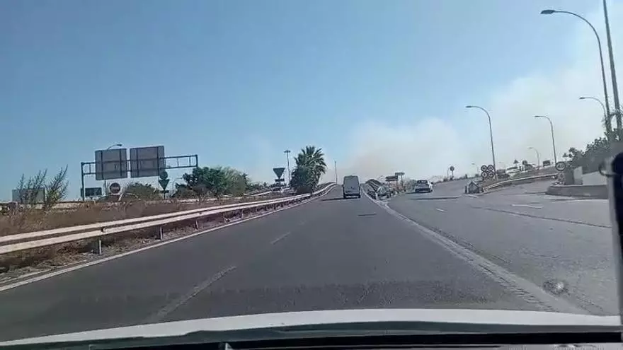 Aparatoso incendio en una zona arbolada junto a la MA-20 de Málaga