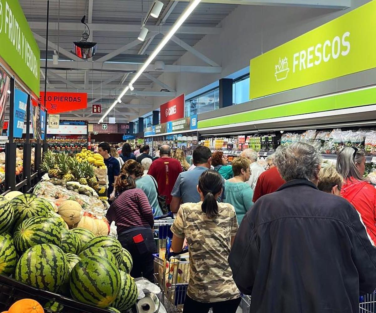 Pasillo de frutas y verduras, repleto.