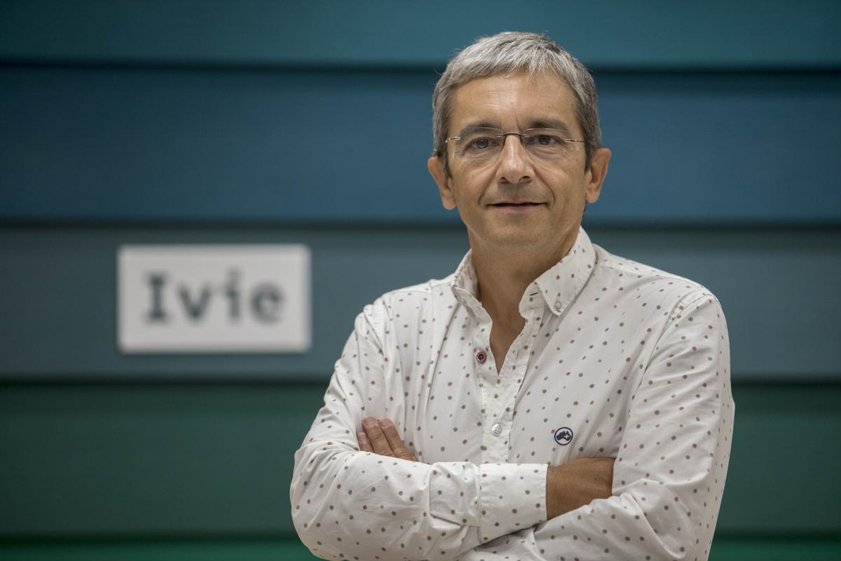 Joaquín Maudos, frente a la sede del IVIE, en una imagen de archivo