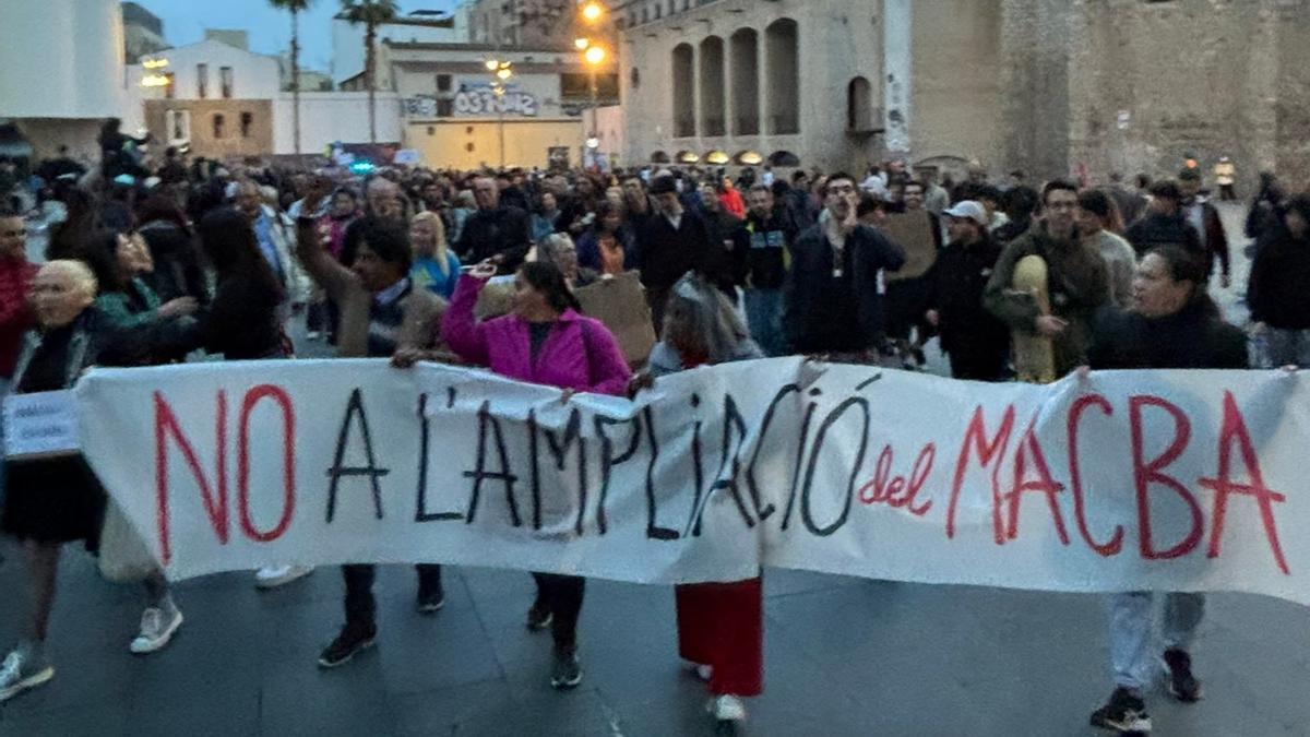 Manifestación contra la ampliación del MACBA en el Raval, en Barcelona.