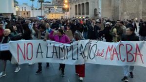 Manifestación contra la ampliación del MACBA en el Raval, en Barcelona.