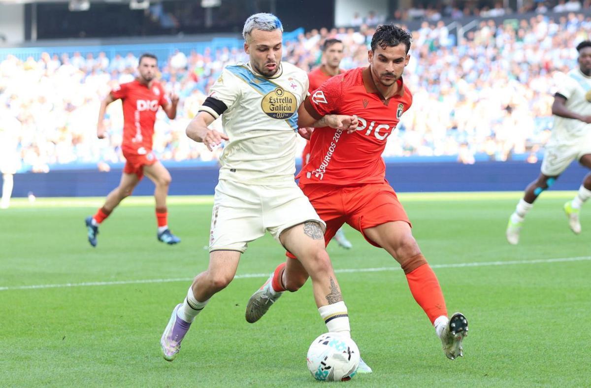 David Mella, en un lance del partido ante el Burgos. |  Iago López/Roller Agencia