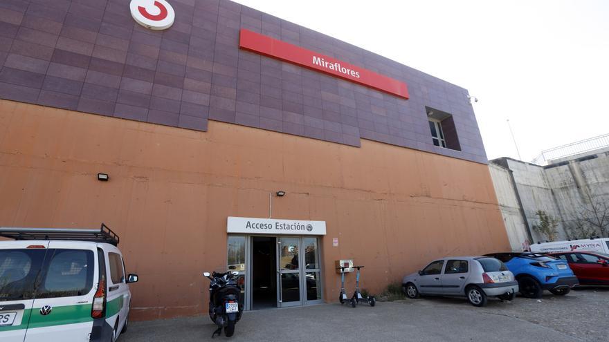 El desolador aspecto de la estación de Miraflores en Zaragoza: goteras y ascensores sin funcionar