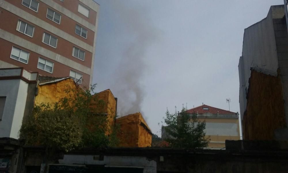 Arde una casa abandonada en Vigo