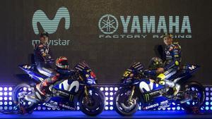 Maverick Viñales y Valentino Rossi se presentaron hoy, en Madrid, con sus nuevas Yamaha.