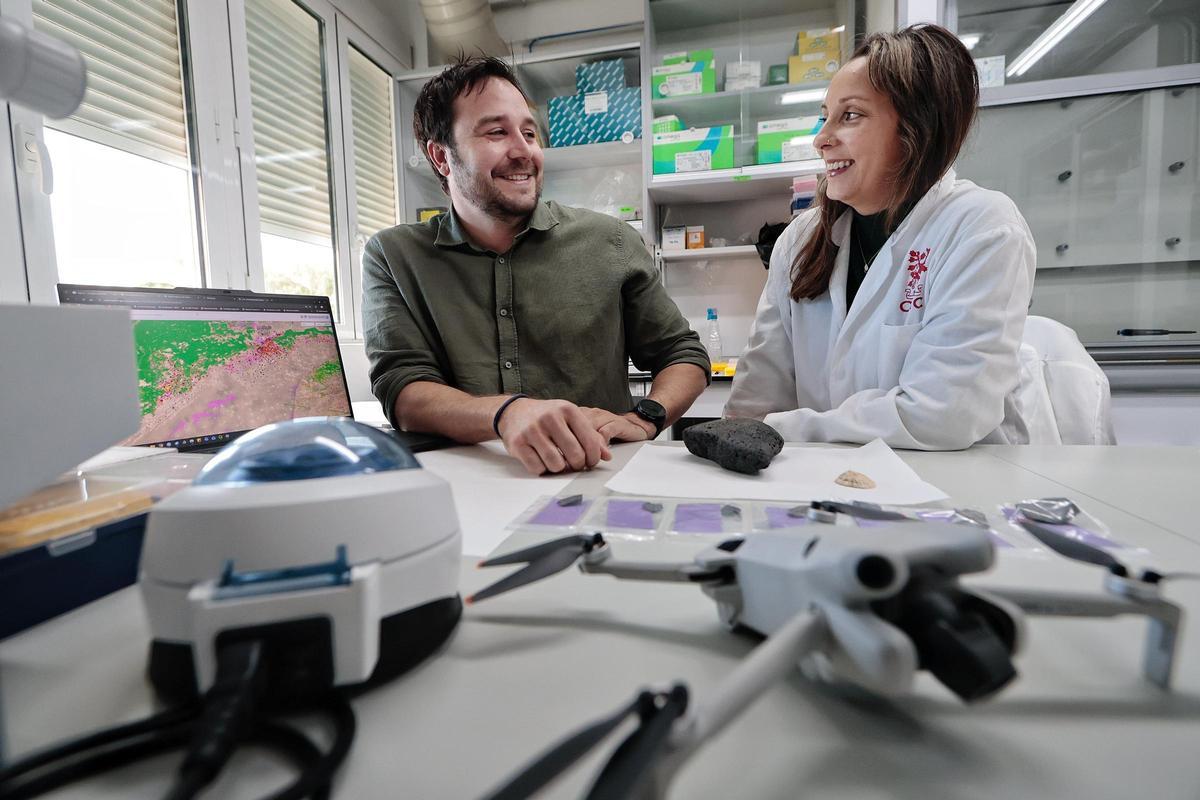 Los arqueólogos Francesc C. Conesa y Natalia Égüez en un laboratorio del IPNA-CSIC.